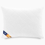 Poduszka antyalergiczna pikowana 50x70 cm w kolorze białym, z wzorem w romby. Produkt leży na białym tle, widoczny z przodu. Zawiera niebieską etykietę z logo oraz nazwą Antystres Active, wskazującą na właściwości antyalergiczne.