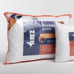 Poduszka antyalergiczna pikowana 50x70 cm, linia Antiallergic Classic, z białym pokryciem i pomarańczowym wykończeniem. Widoczna etykieta z logo „AMZ” oraz informacjami o zastosowaniach. Ułożona leżąco na jasnym tle.