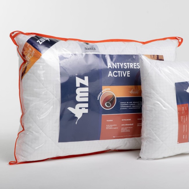 Poduszka antyalergiczna pikowana 50x70 cm, linia Antiallergic Classic, z białym pokryciem i pomarańczowym wykończeniem. Widoczna etykieta z logo „AMZ” oraz informacjami o zastosowaniach. Ułożona leżąco na jasnym tle.