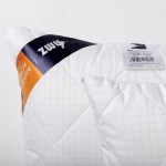 Poduszka antyalergiczna pikowana 50x70 cm w białym kolorze, z przeszyciami w kratkę. Widoczna metka z nazwą produktu oraz informacją o wymiarach. Ułożona w pozycji leżącej, na jednolitym tle. Zastosowanie materiału silikonowanego dla komfortu.