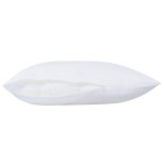 Poduszka antyalergiczna pikowana 50x70 cm, w kolorze białym, leżąca na gładkiej powierzchni. Widoczny zamek błyskawiczny, umożliwiający dostęp do wnętrza.