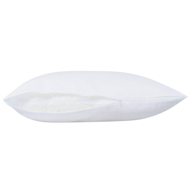 Poduszka antyalergiczna pikowana 50x70 cm, w kolorze białym, leżąca na gładkiej powierzchni. Widoczny zamek błyskawiczny, umożliwiający dostęp do wnętrza.