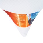 Poduszka antyalergiczna pikowana 50x70 cm w kolorze białym z widocznym logo AMZ. Złożona, zbliżenie na detal opakowania, z pomarańczowym napisem „ACTIVE” i informacją o relaksujących właściwościach. Tło białe.
