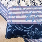 Pościel 160x200 Rebecca w kolorze białym i niebieskim, wykonana z mikrowłókna. Ozdobiona motywem kwiatowym oraz poziomymi paskami. Zdjęcie przedstawia złożony komplet w zbliżeniu, eksponując detale wzoru na materiałach. Tło w jasnym odcieniu drewna.