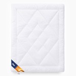 Kołdra całoroczna 155x200 cm w kolorze białym, antyalergiczna, z wyraźnym pikowaniem w kształcie rombów. Pozycja leżąca, na prostym tle. Widoczna etykieta Antystres Active w dolnym rogu. Brak dodatkowych zdobień.