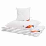 Kołdra całoroczna 155x200 cm w białym kolorze, antyalergiczna, z delikatną teksturą. Ułożona poziomo na białym tle, z widoczną poduszką w tle. Oznaczenie produktu w pomarańczowej etykiecie. W zestawie widoczny detal złożenia kołdry.