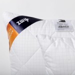 Kołdra całoroczna antyalergiczna Antystres Active w kolorze białym. Kąt ujęcia z boku, widoczna etykieta z logo oraz napisem Antystress Active. Materiał z widoczną, drobną kratką. Wymiary 200x220 cm. Produkt złożony, pokazujący fakturę tkaniny.