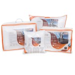 Kołdra całoroczna w rozmiarze 200x220 cm, antyalergiczna, z linii Antiallergic Classic. Zestaw składa się z czterech poduszek i kołdry, wszystko w białej tkaninie, z widocznym logo ACTIVE oraz kolorowymi etykietami informacyjnymi.