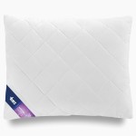 Poduszka antyalergiczna pikowana 50x60 cm w kolorze białym z mikrofibry. Ujęcie frontalne, poduszka leży płasko. Widoczny niebieski pasek z logo i oznaczeniem Mikrofibra. Pikowany wzór dodaje tekstury. Tło proste, białe.