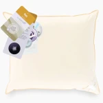 Poduszka puchowa 70x80 cm, 3-komorowa, w kolorze kremowym z wykończeniem w odcieniu jasnego beżu. Widoczne metki informacyjne. Produkt leży na jednolitym tle. Zawiera polski puch gęsi 70% (1450 g + 150 g).