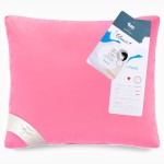 Poduszka z pierza 50x60 cm w kolorze różowym, wykonana z ręcznie dartego pierza. Ułożona poziomo na białym tle, z widoczną metką i informacjami o materiale. Gładka powierzchnia, z zaokrąglonymi rogami. Wyróżnia się klasycznym stylem.