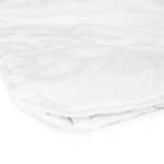 Kołdra antyalergiczna 200x220 cm w kolorze białym, wykonana z materiału syntetycznego. Produkt leży na białym tle, składając się z dwóch warstw z wyraźnym przeszyciem w kształcie kół. Widoczne guziki do zapięcia oraz gładka, matowa faktura.