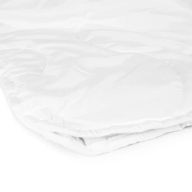 Kołdra antyalergiczna 200x220 cm w kolorze białym, wykonana z materiału syntetycznego. Produkt leży na białym tle, składając się z dwóch warstw z wyraźnym przeszyciem w kształcie kół. Widoczne guziki do zapięcia oraz gładka, matowa faktura.