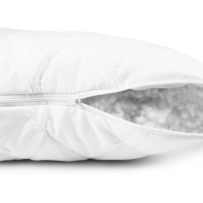 Poduszka antyalergiczna 50x70 Classic pikowana. Biała, z zapięciem na zamek błyskawiczny, z widoczną, miękką wypełnieniem. Ujęcie z boku, pokazujące detal zszycia i fakturę tkaniny. Produkt leży na jednolitym, białym tle.