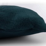 Poszewka Basic Soft 40x40 w kolorze Jet Set, z miękkiej tkaniny, o teksturze o dużym włosiu, leżąca na jasnym tle. Zamek błyskawiczny widoczny na dolnej krawędzi, brak dodatkowych wzorów lub logo.