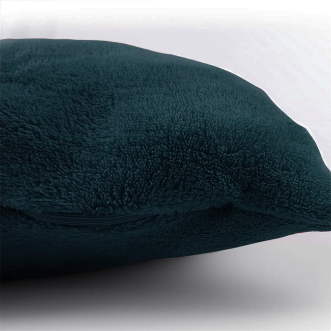 Poszewka Basic Soft 40x40 w kolorze Jet Set, z miękkiej tkaniny, o teksturze o dużym włosiu, leżąca na jasnym tle. Zamek błyskawiczny widoczny na dolnej krawędzi, brak dodatkowych wzorów lub logo.