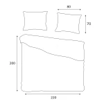 Pościel satyna bawełniana w kolorze zielonym, rozmiar 220x200 cm, z dwiema poszewkami 80x70 cm. Produkt leżący na płaskiej powierzchni, z delikatnymi falami na brzegach, ukazujący gładką teksturę tkaniny. Na płasko, bez dodatkowych akcesoriów.