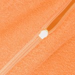 Pościel frotte 160x200 w kolorze łososia, z widocznym zamkiem błyskawicznym. Materiał o teksturze frotte, przyjemny w dotyku. Zdjęcie ukazuje zbliżenie na zamknięcie oraz fakturę tkaniny.