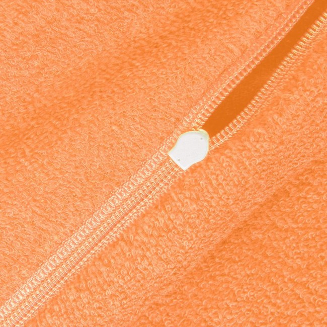 Pościel frotte 160x200 w kolorze łososia, z widocznym zamkiem błyskawicznym. Materiał o teksturze frotte, przyjemny w dotyku. Zdjęcie ukazuje zbliżenie na zamknięcie oraz fakturę tkaniny.