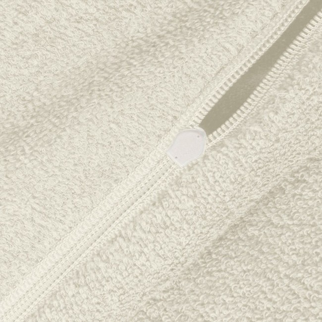 Pościel frotte 200x220 w kolorze ecru, zbliżenie na zamek błyskawiczny na boku, tekstura materiału frotte z pętelkami, na jednolitym tle, podkreślająca delikatność i miękkość tkaniny.