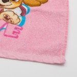 Różowy ręcznik bawełniany dziecięcy 30x30 cm z postacią Skye z Psi Patrol. Wzór przedstawia Skye w kolorze brązowym i błękicie. Ręcznik leży płasko na białym tle, ukazując detale tkaniny i haftu na krawędzi.