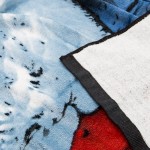 Ręcznik bawełniany dla dzieci 70x140 cm z motywem Hedwigi z Harry''ego Pottera, wykonany z frotte. Gładka, niebieska faktura z ilustracją sowy na tle, czarna lamówka. Idealny do codziennego użytku i kąpieli.