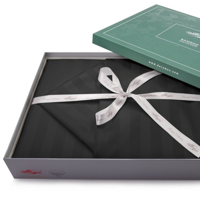 Pościel bambusowa z satyny bawełnianej w kolorze czarnym, rozmiar 160x200 cm, z paskami. Produkt leży w eleganckim opakowaniu z zielonym wieczkiem i ozdobną wstążką. W opakowaniu widoczne logo DARYmex i napisy 'Luxury Collection'.