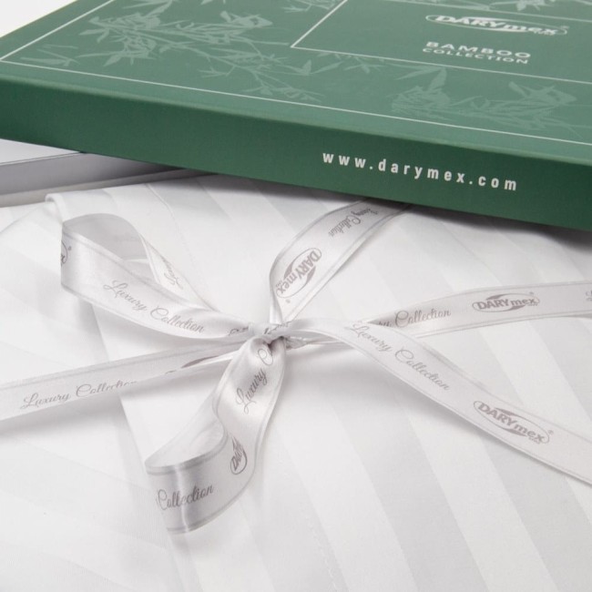Biała pościel bambusowa w satynie, 160x200, pakowana w zielone pudełko, z logo DARYmex. Widoczna kokarda z satynowej wstążki w kolorze srebrnym z napisem Luxury Collection. Ułożona poziomo, z fakturą delikatnych pasków.