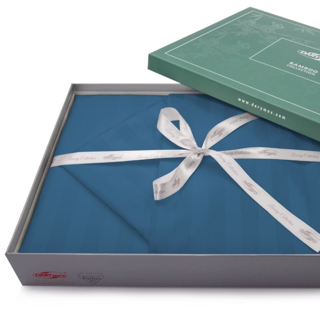 Pościel bambusowa satyna bawełniana 160x200 w kolorze chabrowym, z delikatnymi paskami, zapakowana w eleganckie pudełko. Złożona i przewiązana białą wstążką z napisem Luxury Collection na górze. Widoczna logo producenta.