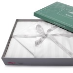 Pościel bambusowa w kolorze białym, wykonana z satyny bawełnianej, o wymiarach 220x200 cm, zapakowana w eleganckie pudełko z zieloną pokrywą, ozdobiona szarym, satynowym wstążką. Widoczne paski na materiale.