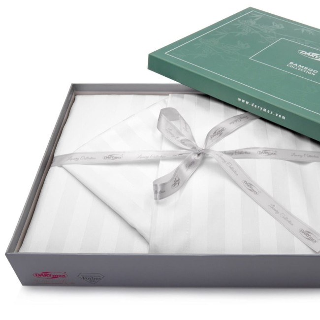 Pościel bambusowa w kolorze białym, wykonana z satyny bawełnianej, o wymiarach 220x200 cm, zapakowana w eleganckie pudełko z zieloną pokrywą, ozdobiona szarym, satynowym wstążką. Widoczne paski na materiale.