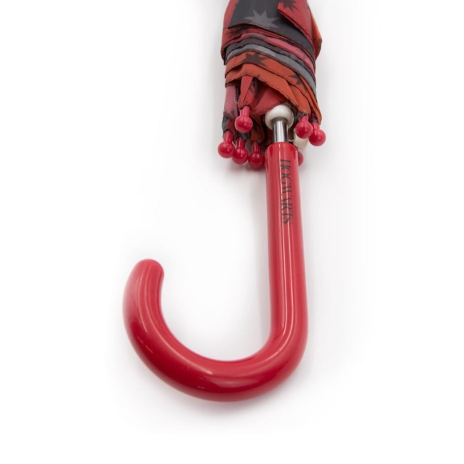 Czerwony parasol dziecięcy z motywem Harry'ego Pottera, zamknięty, widok z góry. Posiada charakterystyczny materiał w drobne wzory oraz okrągłą rączkę. Rączka w kształcie litery J w kolorze czerwonym, z logo na uchwycie.