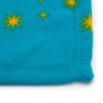 Niebieski kocyk dziecięcy 100x150 cm z materiału fleece. Wyposażony w kolorowe wzory gwiazd w odcieniach żółtego. Widok z góry, ukazujący złożone brzegi i delikatną fakturę. W jednolitym tle dla lepszej widoczności detali.