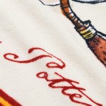 Ręcznik bawełniany dla dzieci w kolorze kremowym, o wymiarach 30x50 cm, z wizerunkiem sowy Hedwigi oraz czytelnym napisem Harry Potter. Produkt leży na płaskiej powierzchni, zbliżenie na fakturę materiału, bez widocznych zamków czy guzików.
