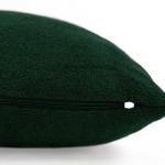 Poszewka frotte 40x40 w kolorze zieleni butelkowej, z teksturowanym materiałem i zamkiem błyskawicznym na boku. Widok z boku, ukazujący kształt i detale faktury tkaniny. Bez innych elementów w tle, na jasnym tle.