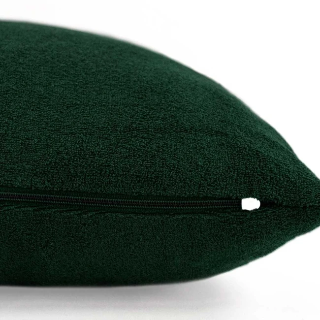 Poszewka frotte 40x40 w kolorze zieleni butelkowej, z teksturowanym materiałem i zamkiem błyskawicznym na boku. Widok z boku, ukazujący kształt i detale faktury tkaniny. Bez innych elementów w tle, na jasnym tle.