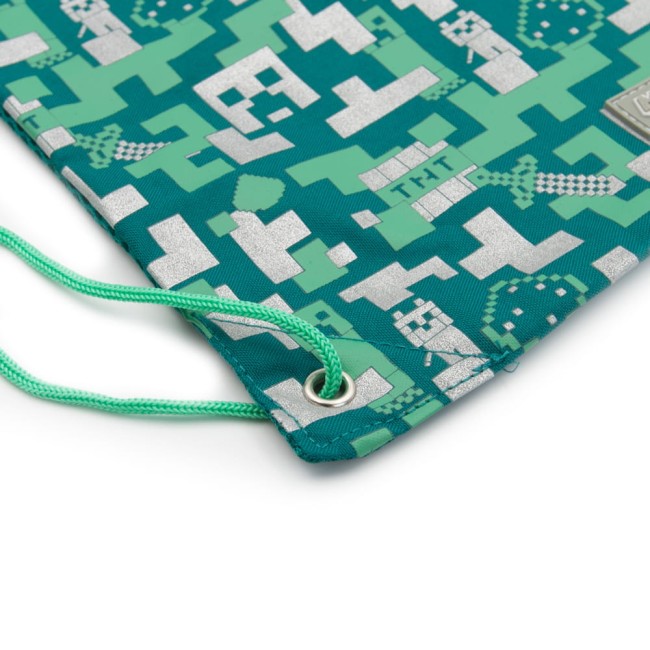 Zielony plecak dziecięcy worek z motywem Minecraft, z nadrukiem w odcieniach niebieskiego i srebrnego. Ujęcie pokazuje sznurki ściągające oraz metalowe oczko.