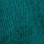 Tekstylna siatka w intensywnym, zielonym kolorze, o strukturze z drobnymi otworami. Widoczny materiał jest elastyczny i lekki, co sugeruje jego zastosowanie w plecaku dziecięcym. Idealny do wentylacji i estetycznego wyglądu.