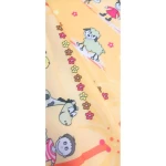 Dekoracyjna zasłona w drukowany wzór, przedstawiająca postacie zwierząt i dzieci na jasnopomarańczowym tle. Produkt wykonany z lekkiej tkaniny, wiszący, w pozycji otwartej. Widoczne kwiaty i ilustracje owiec, krów oraz dzieci w różnorodnych pozach.