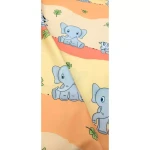 Drukowana tkanina zasłona w kolorze żółtym z wzorem przedstawiającym uśmiechnięte słonie na tle w pasy w kolorach pomarańczowym i zielonym. Tkanina ma gładką teksturę, z widocznymi szczegółami postaci zwierząt oraz liśćmi.