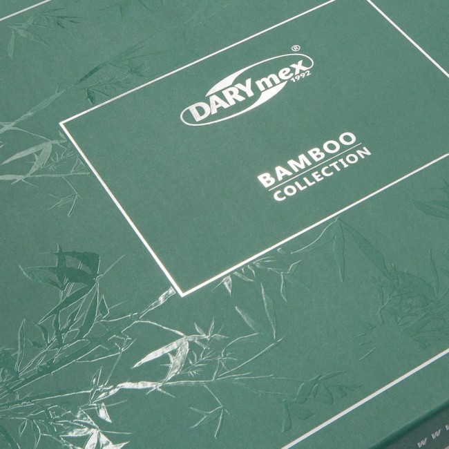 Zielone opakowanie pościeli bambusowej z białym napisem DARYmex i BAMBOO COLLECTION. Opakowanie z efektownym tłoczeniem liści bambusa. Widok z góry, pokazujący detale tekstury i logo. Brak dodatkowych elementów widocznych w tle.