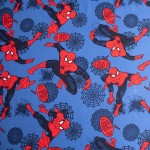 Prześcieradło bawełniane z gumką 90x200 z motywem Spidermana. Tło w kolorze niebieskim zdobione postaciami Spidermana w czerwonych strojach oraz czarnymi pajęczynami.