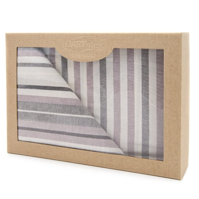 Pościel bawełniana 140x200 Natural, rune w opakowaniu z tektury. Widoczna pościel w delikatne pionowe paseczki w odcieniach fioletu i szarości. Produkt złożony, opakowanie z oknem umożliwia podgląd wzoru. Brak nieczytelnych napisów lub logo.