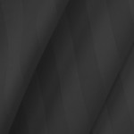 Pościel bambusowa satyna bawełniana 160x200 o czarnej kolorystyce z delikatnym wzorem w paski. Materiał z gładką fakturą, podświetlający subtelne prążki. Produkt leżący, w całości, ukazujący jego elegancki wygląd.