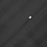 Pościel bambusowa satyna bawełniana 160x200 w kolorze czarnym z linii pasków. Zamek błyskawiczny w kolorze białym. Rozłożona, z widocznymi poziomymi paskami, o gładkiej teksturze. Ujęcie z góry, na jednolitym tle.