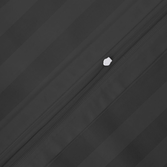 Pościel bambusowa satyna bawełniana 160x200 w kolorze czarnym z linii pasków. Zamek błyskawiczny w kolorze białym. Rozłożona, z widocznymi poziomymi paskami, o gładkiej teksturze. Ujęcie z góry, na jednolitym tle.