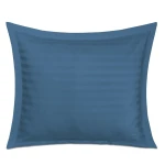 Pościel bambusowa w odcieniu chabrowym o wymiarach 160x200 cm, wykonana z satyny bawełnianej. Wzór w formie pasków, leżąca na jednolitym tle. Brak widocznych napisów czy logo. Produkt rozłożony, ukazujący fakturę tkaniny.