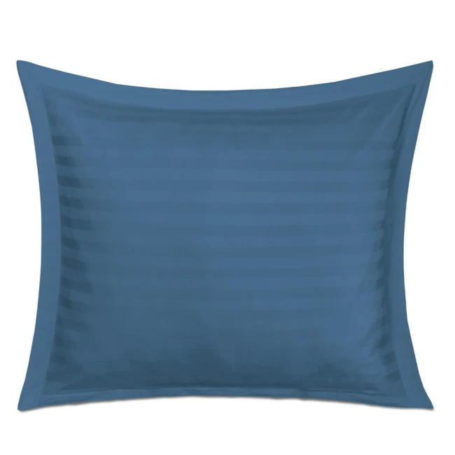 Pościel bambusowa w odcieniu chabrowym o wymiarach 160x200 cm, wykonana z satyny bawełnianej. Wzór w formie pasków, leżąca na jednolitym tle. Brak widocznych napisów czy logo. Produkt rozłożony, ukazujący fakturę tkaniny.