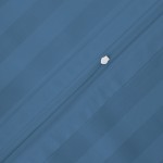 Pościel bambusowa satyna bawełniana 160x200 w chabrowym kolorze z pasami. Ujęcie z góry na rozłożony komplet z widocznym zamkiem błyskawicznym. Materiał gładki, z subtelnym połyskiem. Prosty, jasny kontekst, skupiony na produkcie.