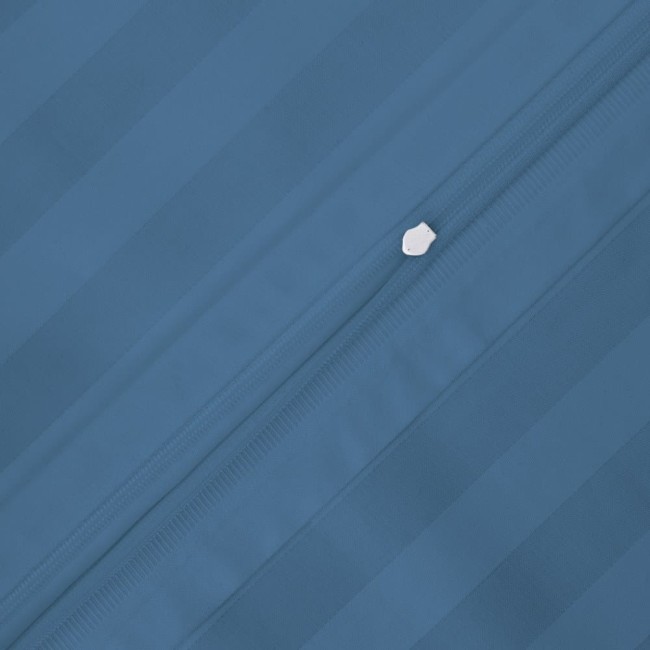 Pościel bambusowa satyna bawełniana 160x200 w chabrowym kolorze z pasami. Ujęcie z góry na rozłożony komplet z widocznym zamkiem błyskawicznym. Materiał gładki, z subtelnym połyskiem. Prosty, jasny kontekst, skupiony na produkcie.